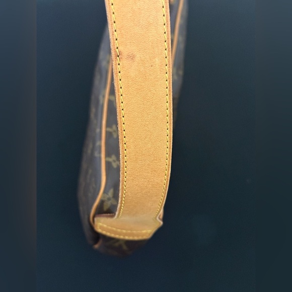 Louis Vuitton Croissant MM Bag - Picture 8 of 12